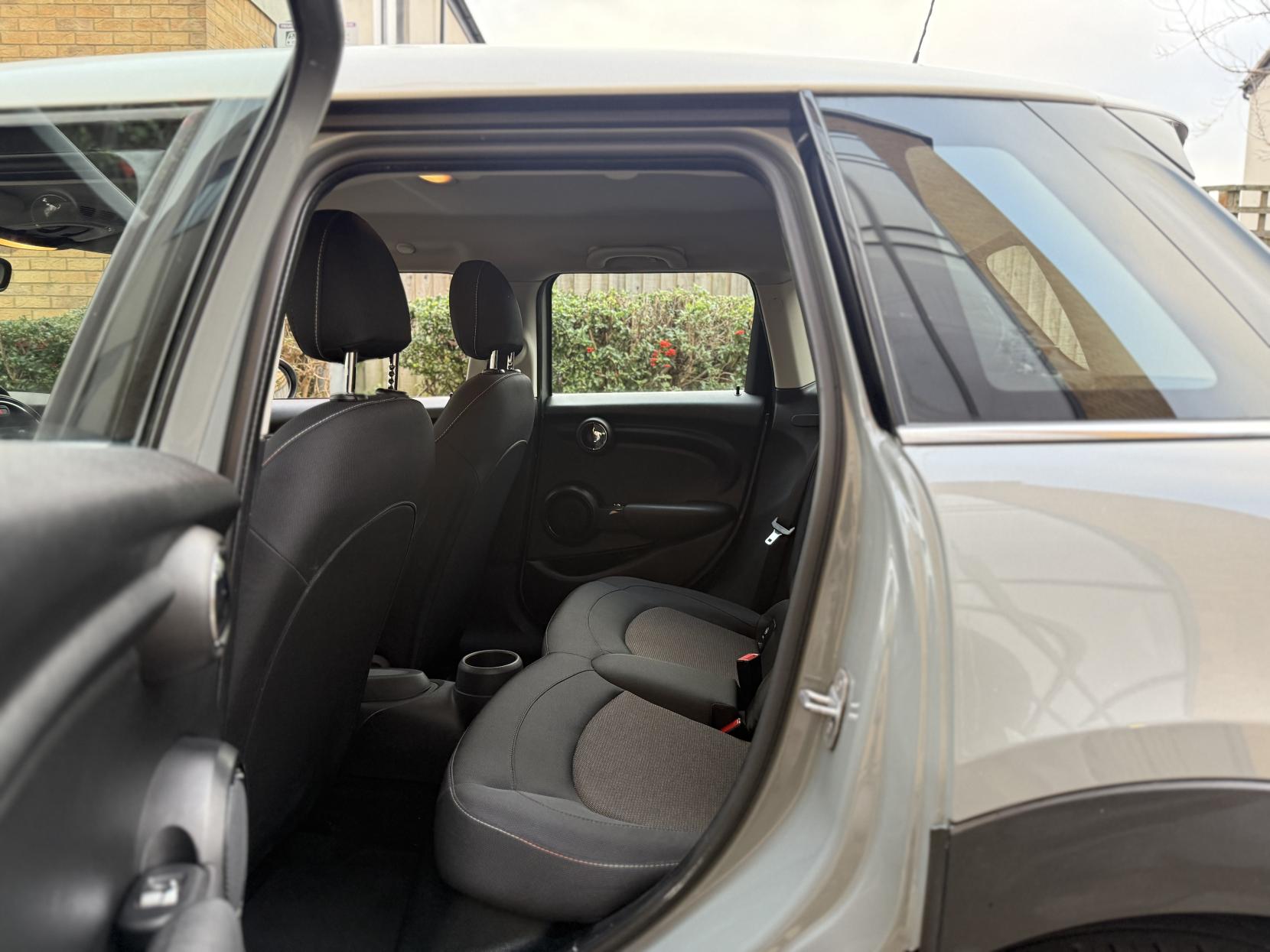 MINI Hatch 1.5 Cooper Hatchback 5dr Petrol Auto Euro 6 (s/s) (136 ps)