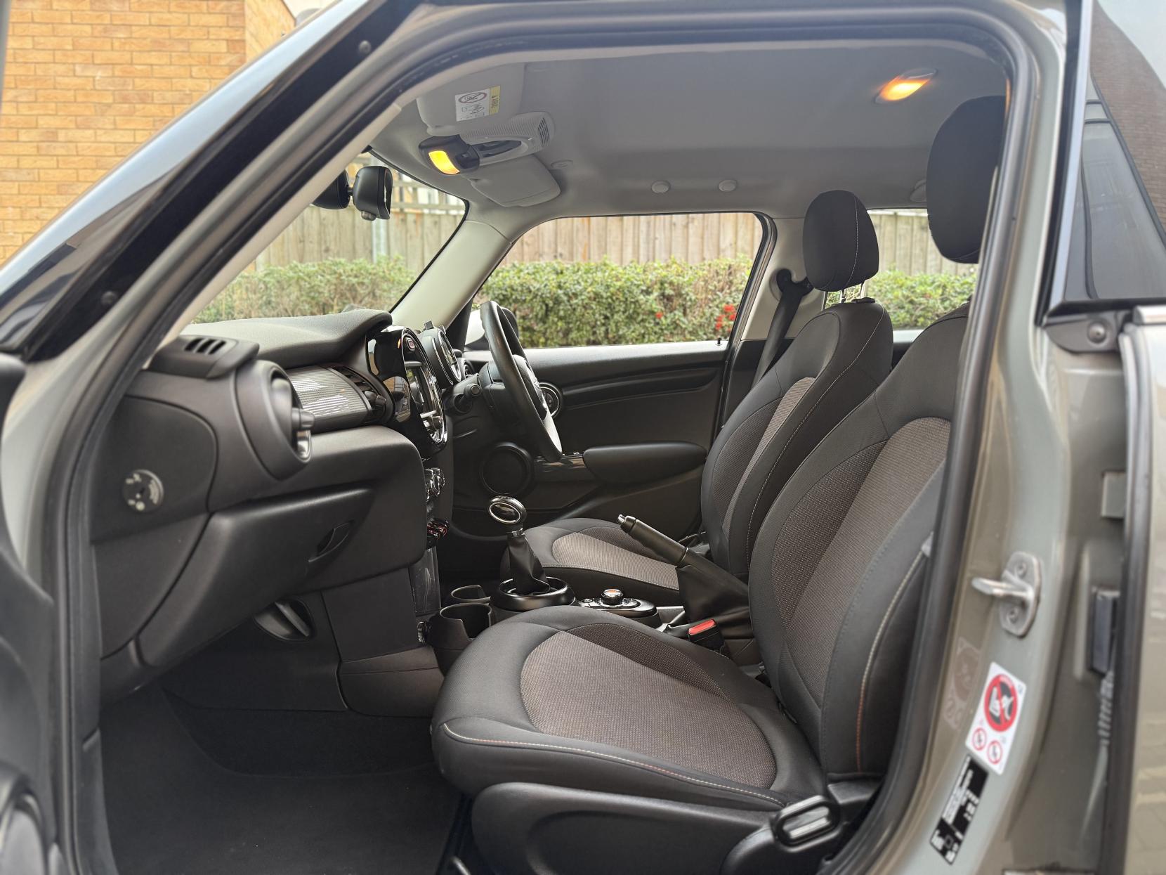 MINI Hatch 1.5 Cooper Hatchback 5dr Petrol Auto Euro 6 (s/s) (136 ps)