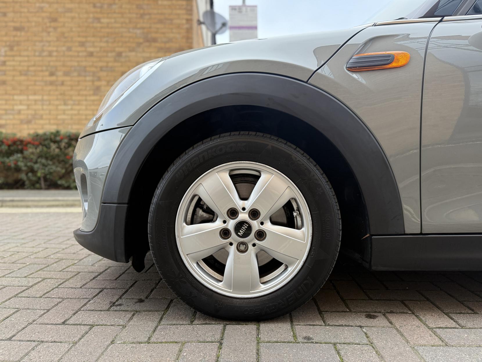 MINI Hatch 1.5 Cooper Hatchback 5dr Petrol Auto Euro 6 (s/s) (136 ps)