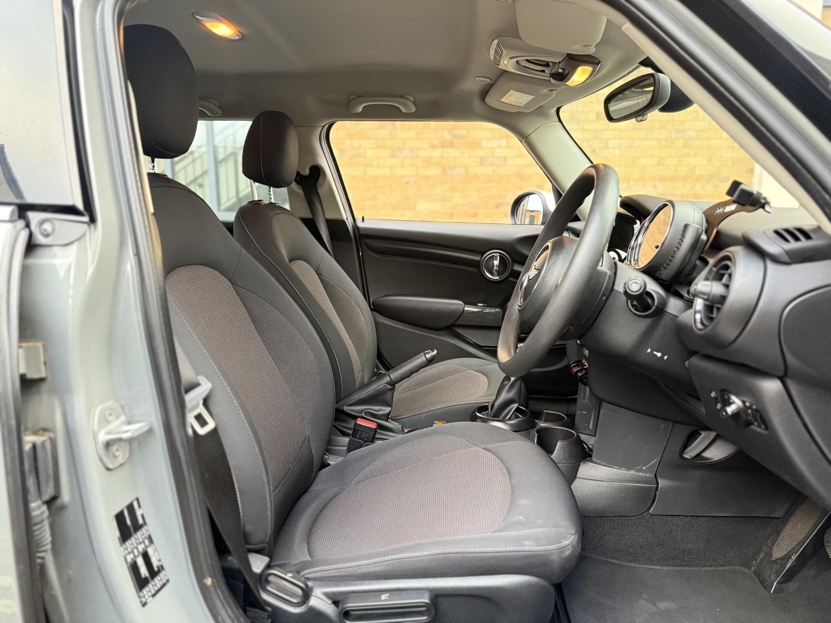 MINI Hatch 1.5 Cooper Hatchback 5dr Petrol Auto Euro 6 (s/s) (136 ps)