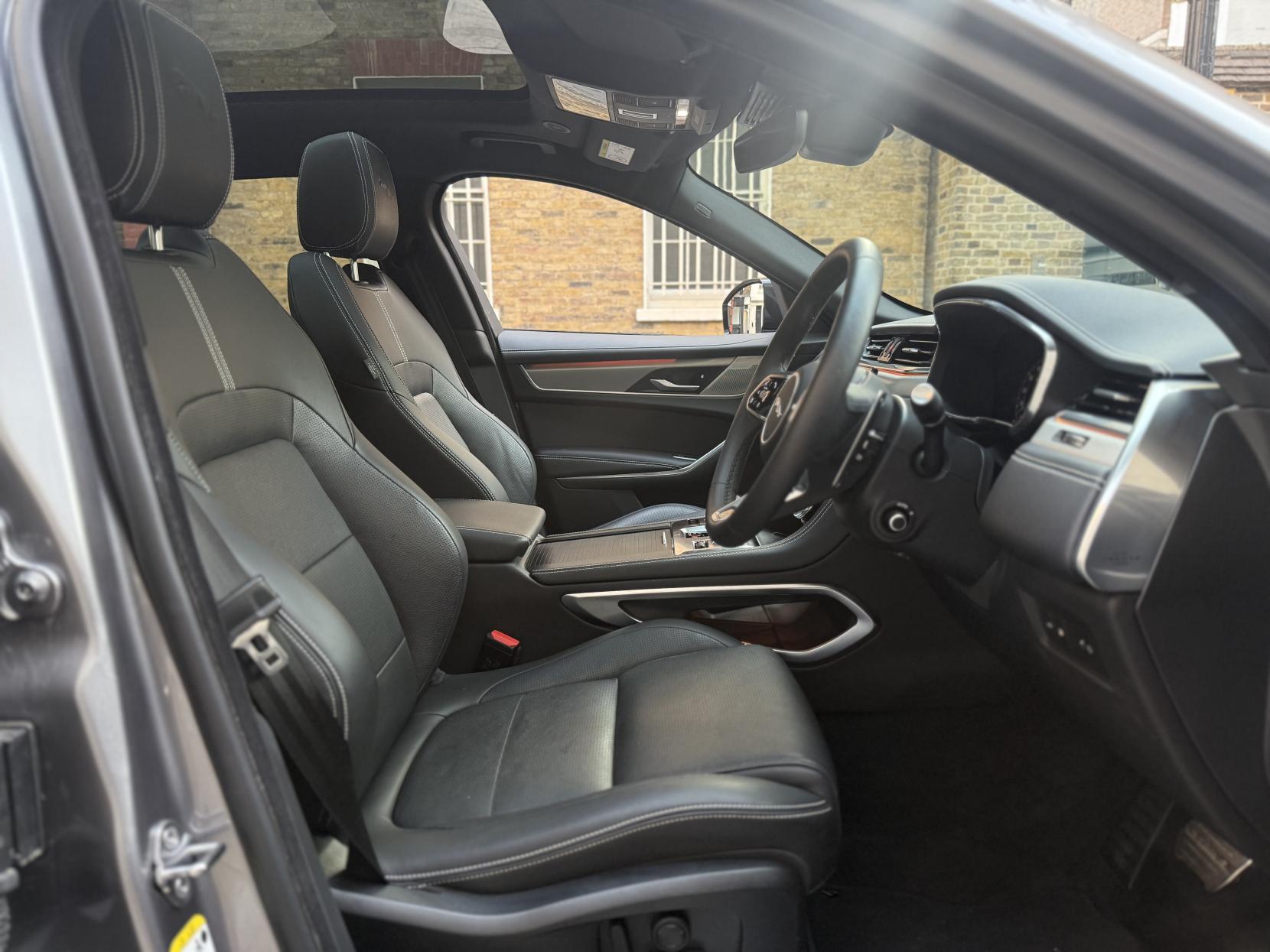Jaguar F-PACE 2.0 P400e 19.3kWh R-Dynamic SE Black SUV 5dr Petrol Plug-in Hybrid Auto AWD Euro 6 (s/s) (404 ps)