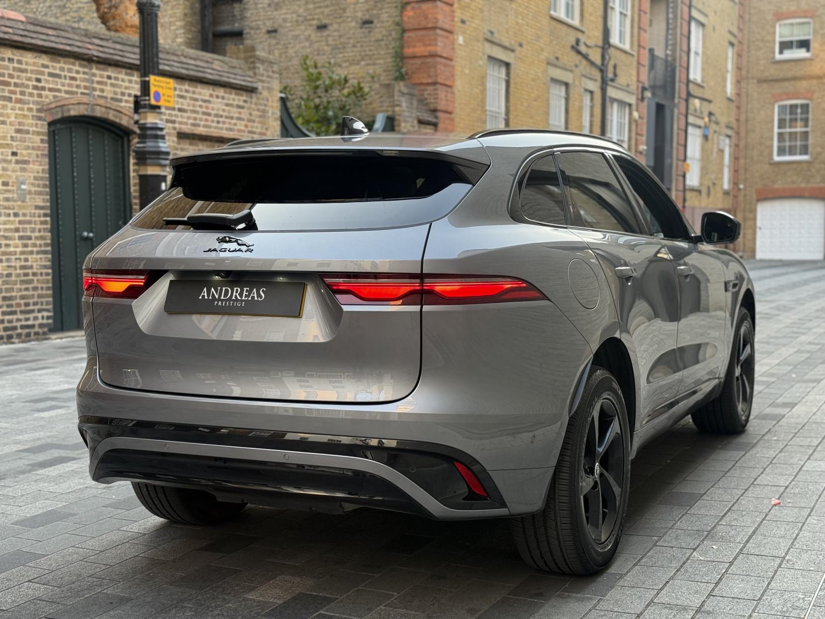 Jaguar F-PACE 2.0 P400e 19.3kWh R-Dynamic SE Black SUV 5dr Petrol Plug-in Hybrid Auto AWD Euro 6 (s/s) (404 ps)