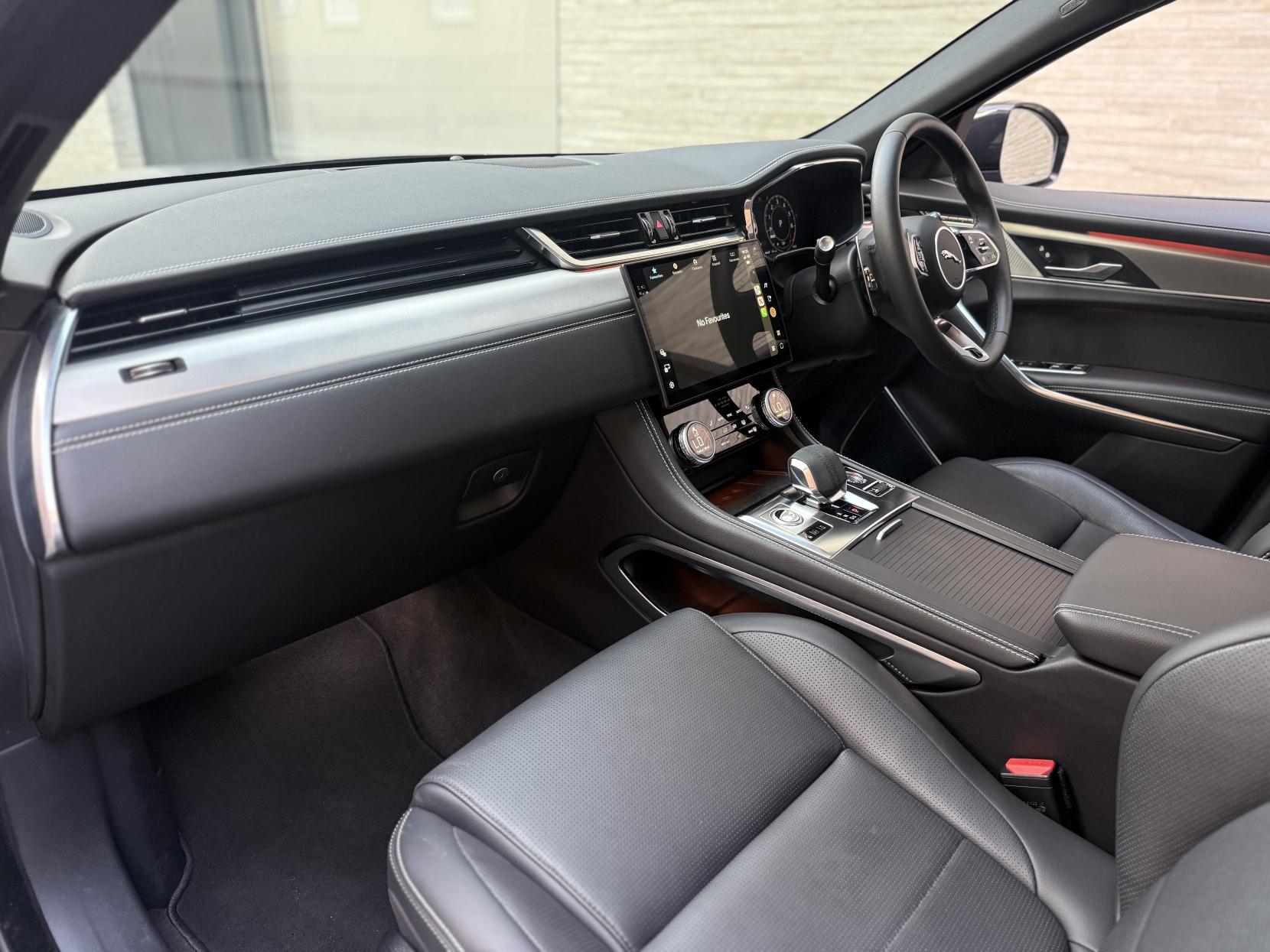Jaguar F-PACE 2.0 P400e 19.3kWh R-Dynamic SE Black SUV 5dr Petrol Plug-in Hybrid Auto AWD Euro 6 (s/s) (404 ps)