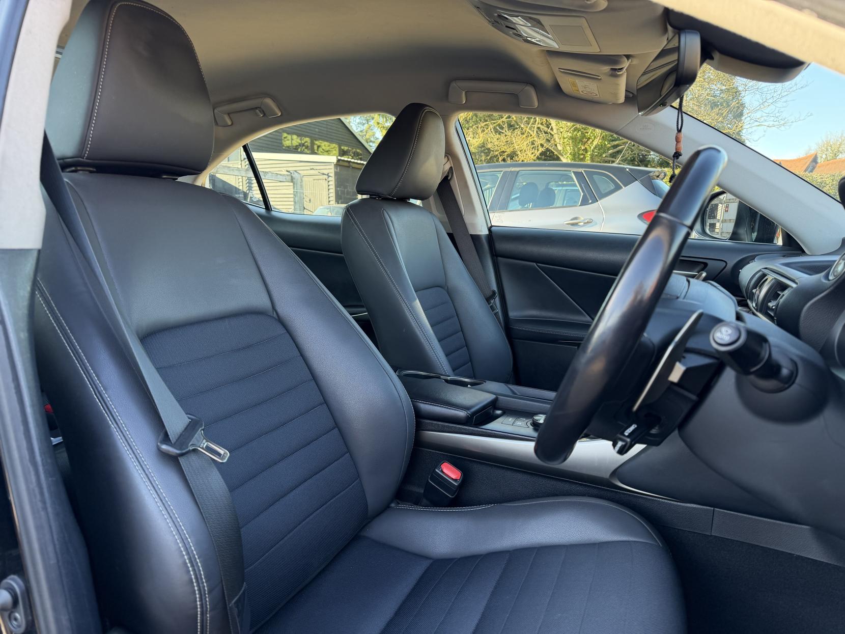 Lexus IS 2.5 300h Saloon 4dr Petrol Hybrid E-CVT Euro 6 (s/s) (223 ps)