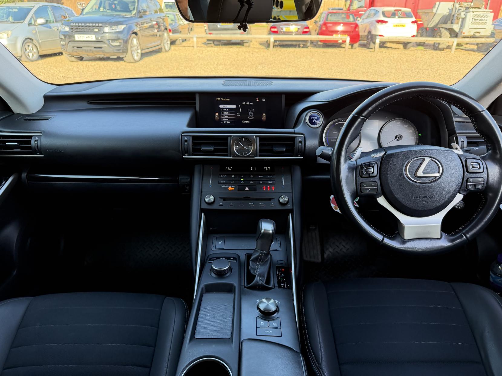 Lexus IS 2.5 300h Saloon 4dr Petrol Hybrid E-CVT Euro 6 (s/s) (223 ps)