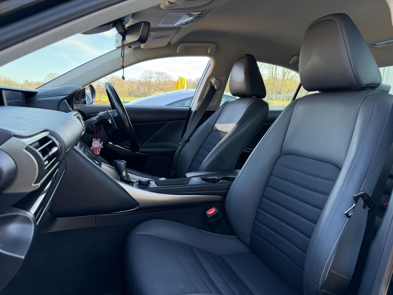 Lexus IS 2.5 300h Saloon 4dr Petrol Hybrid E-CVT Euro 6 (s/s) (223 ps)