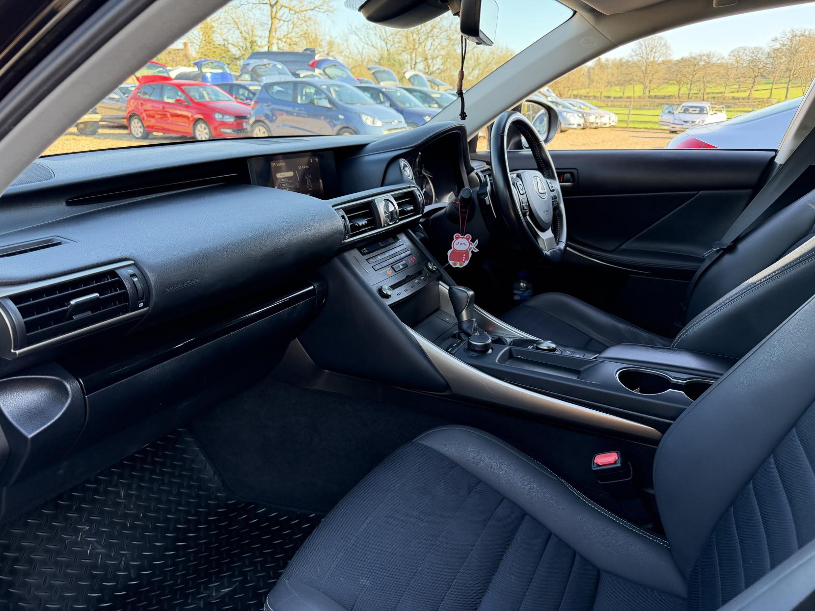 Lexus IS 2.5 300h Saloon 4dr Petrol Hybrid E-CVT Euro 6 (s/s) (223 ps)