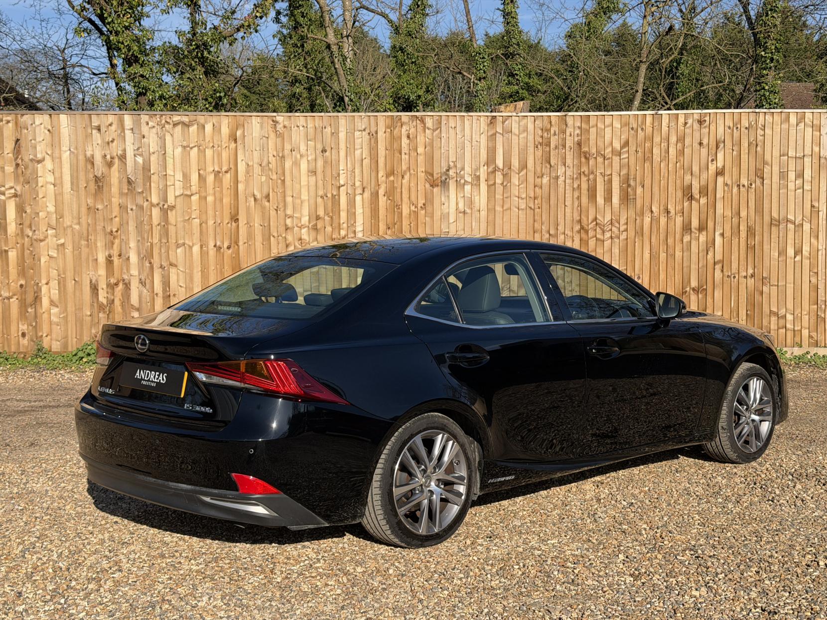 Lexus IS 2.5 300h Saloon 4dr Petrol Hybrid E-CVT Euro 6 (s/s) (223 ps)