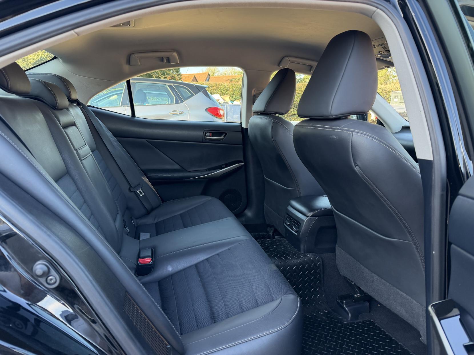 Lexus IS 2.5 300h Saloon 4dr Petrol Hybrid E-CVT Euro 6 (s/s) (223 ps)