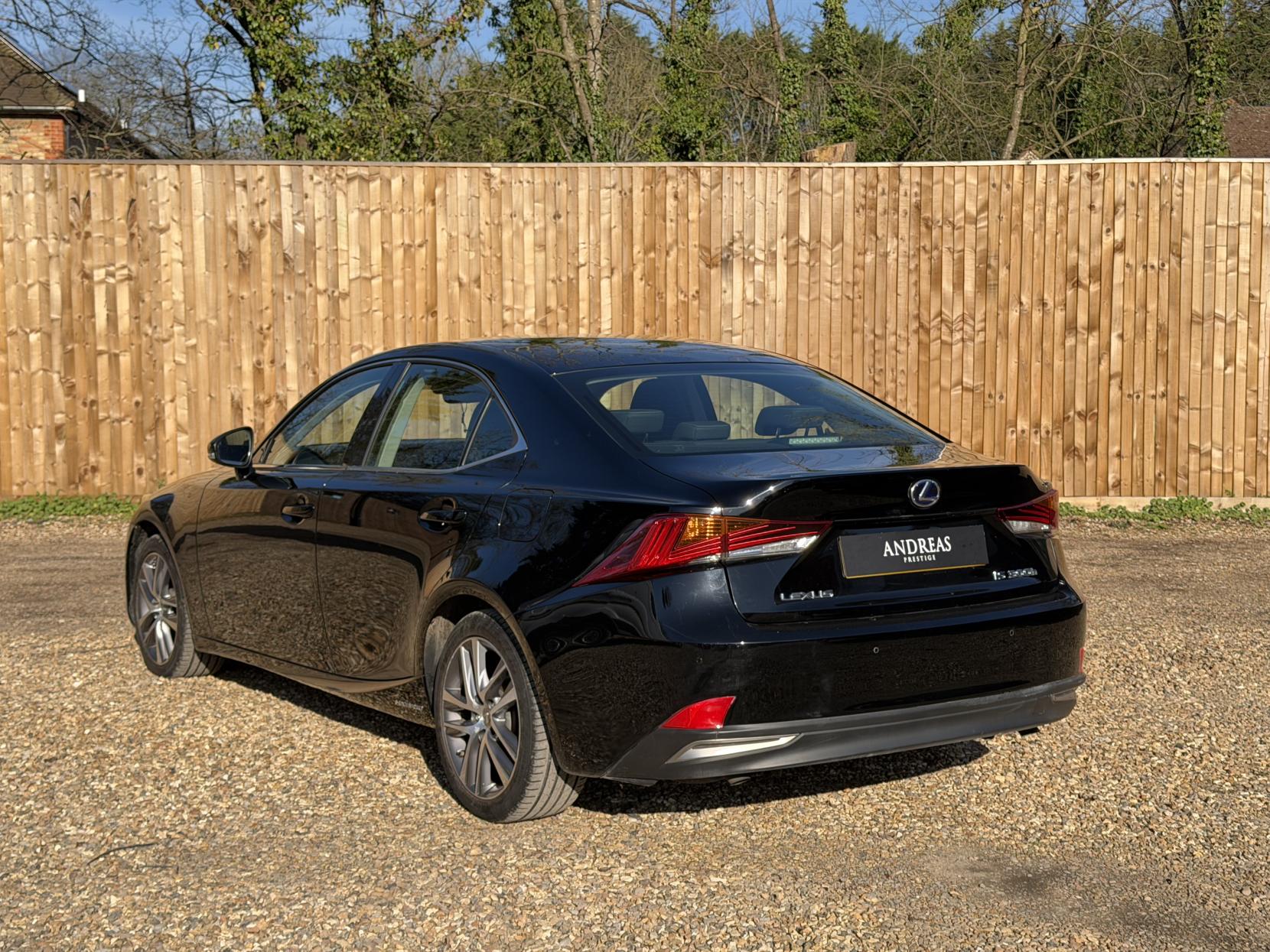 Lexus IS 2.5 300h Saloon 4dr Petrol Hybrid E-CVT Euro 6 (s/s) (223 ps)