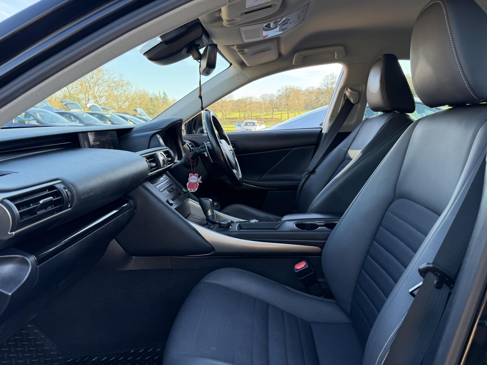 Lexus IS 2.5 300h Saloon 4dr Petrol Hybrid E-CVT Euro 6 (s/s) (223 ps)