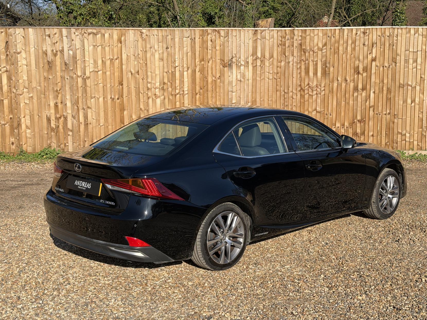Lexus IS 2.5 300h Saloon 4dr Petrol Hybrid E-CVT Euro 6 (s/s) (223 ps)