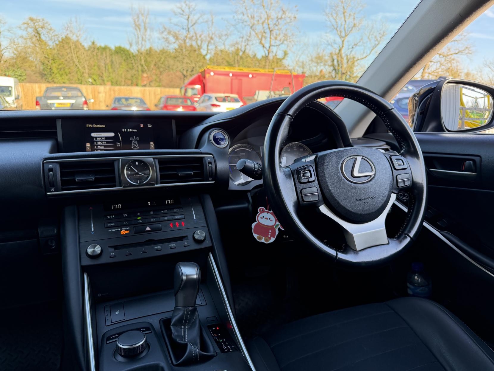 Lexus IS 2.5 300h Saloon 4dr Petrol Hybrid E-CVT Euro 6 (s/s) (223 ps)