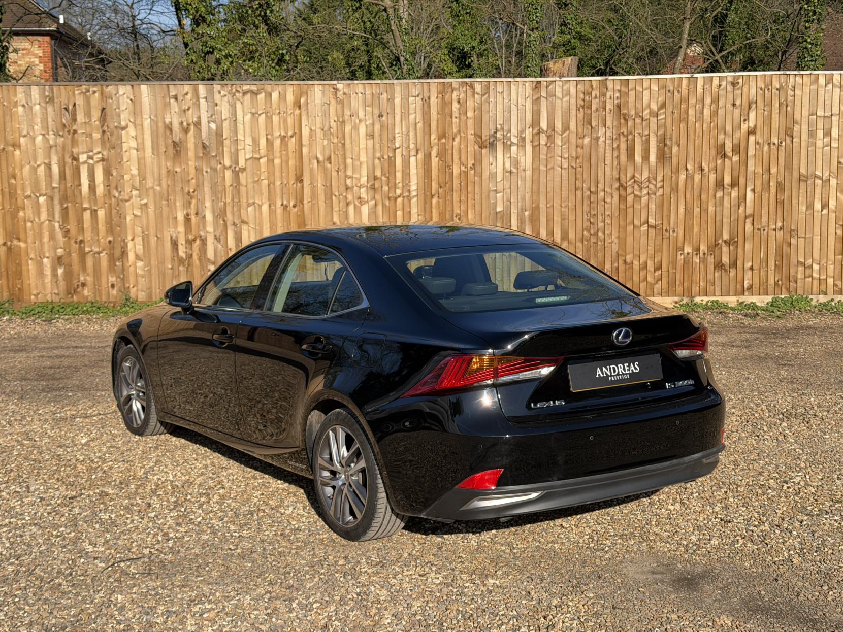 Lexus IS 2.5 300h Saloon 4dr Petrol Hybrid E-CVT Euro 6 (s/s) (223 ps)