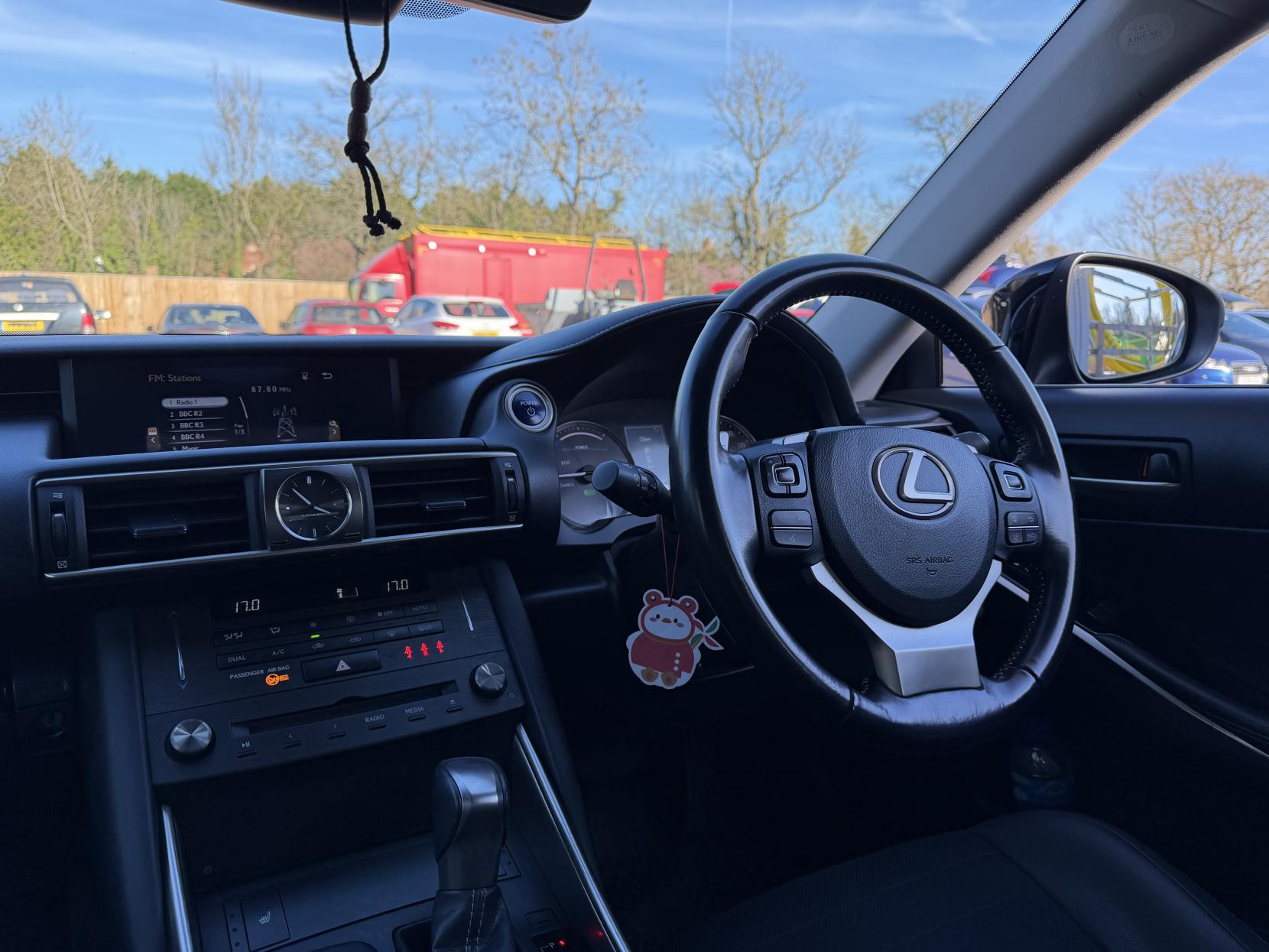 Lexus IS 2.5 300h Saloon 4dr Petrol Hybrid E-CVT Euro 6 (s/s) (223 ps)