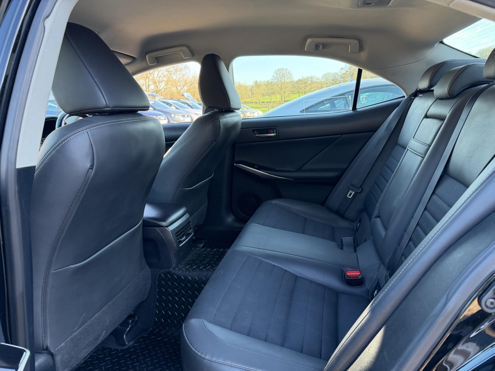 Lexus IS 2.5 300h Saloon 4dr Petrol Hybrid E-CVT Euro 6 (s/s) (223 ps)