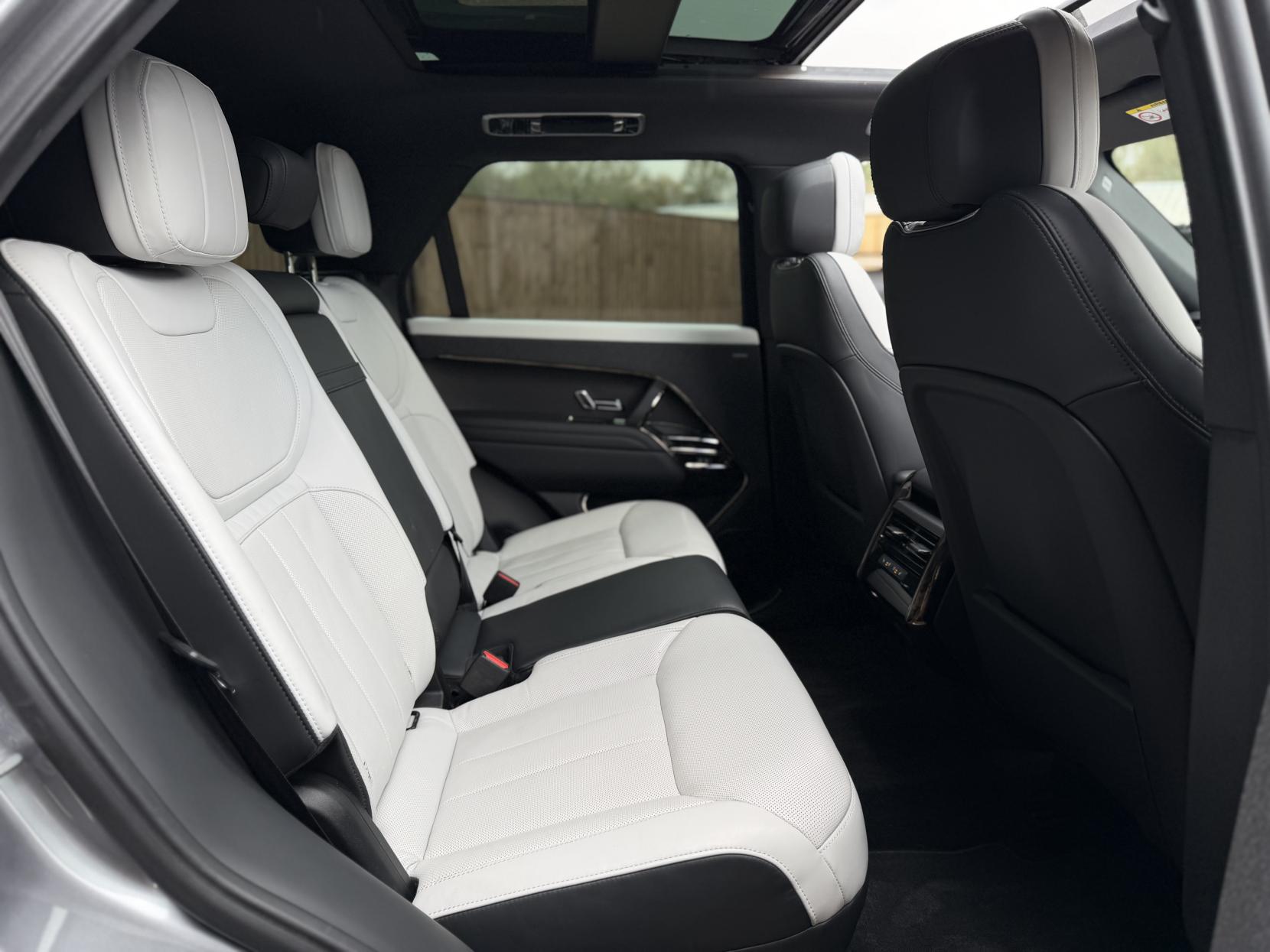 Land Rover Range Rover Sport 3.0 D300 MHEV Dynamic SE SUV 5dr Diesel Auto 4WD Euro 6 (s/s) (300 ps)