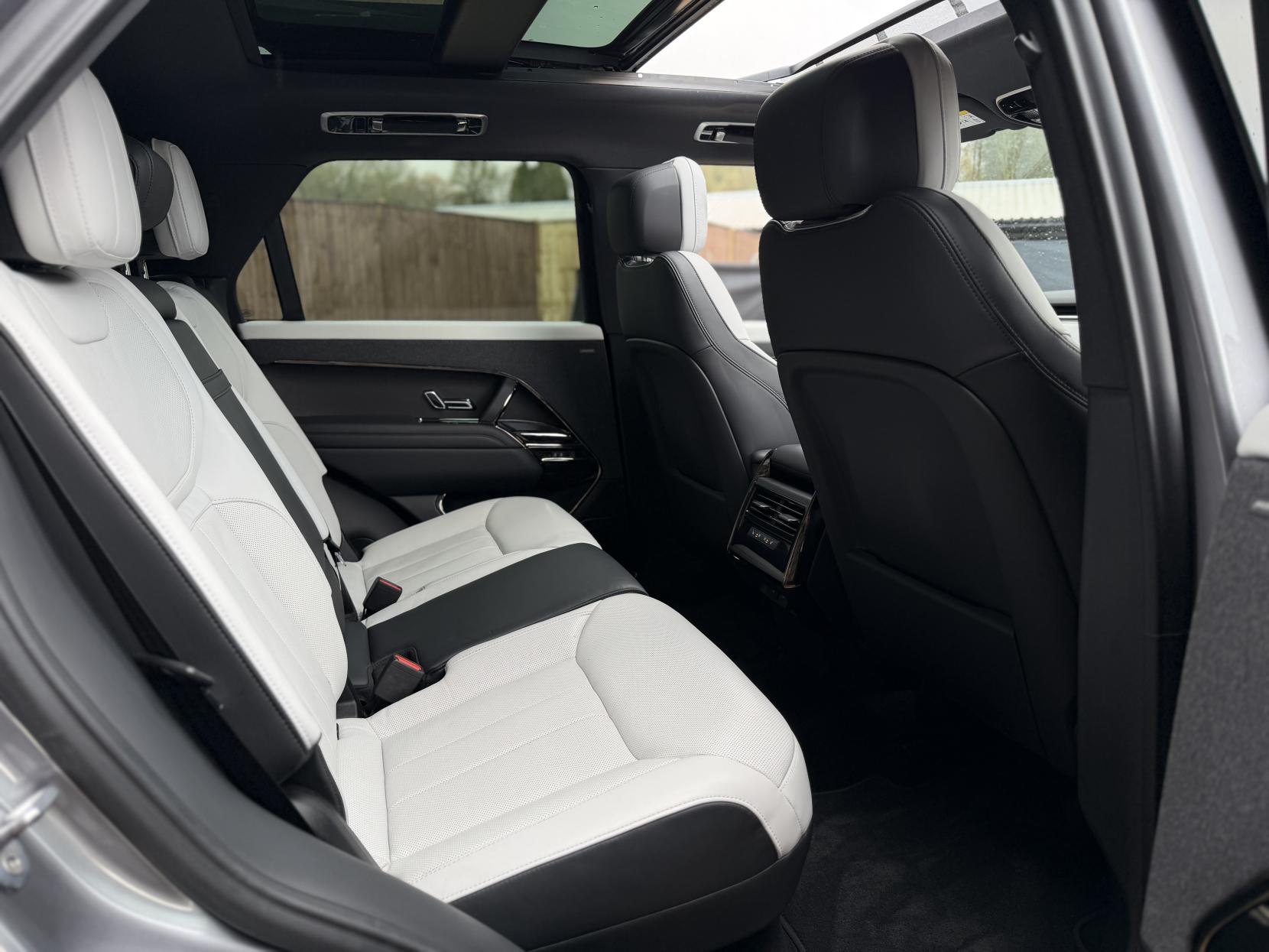 Land Rover Range Rover Sport 3.0 D300 MHEV Dynamic SE SUV 5dr Diesel Auto 4WD Euro 6 (s/s) (300 ps)