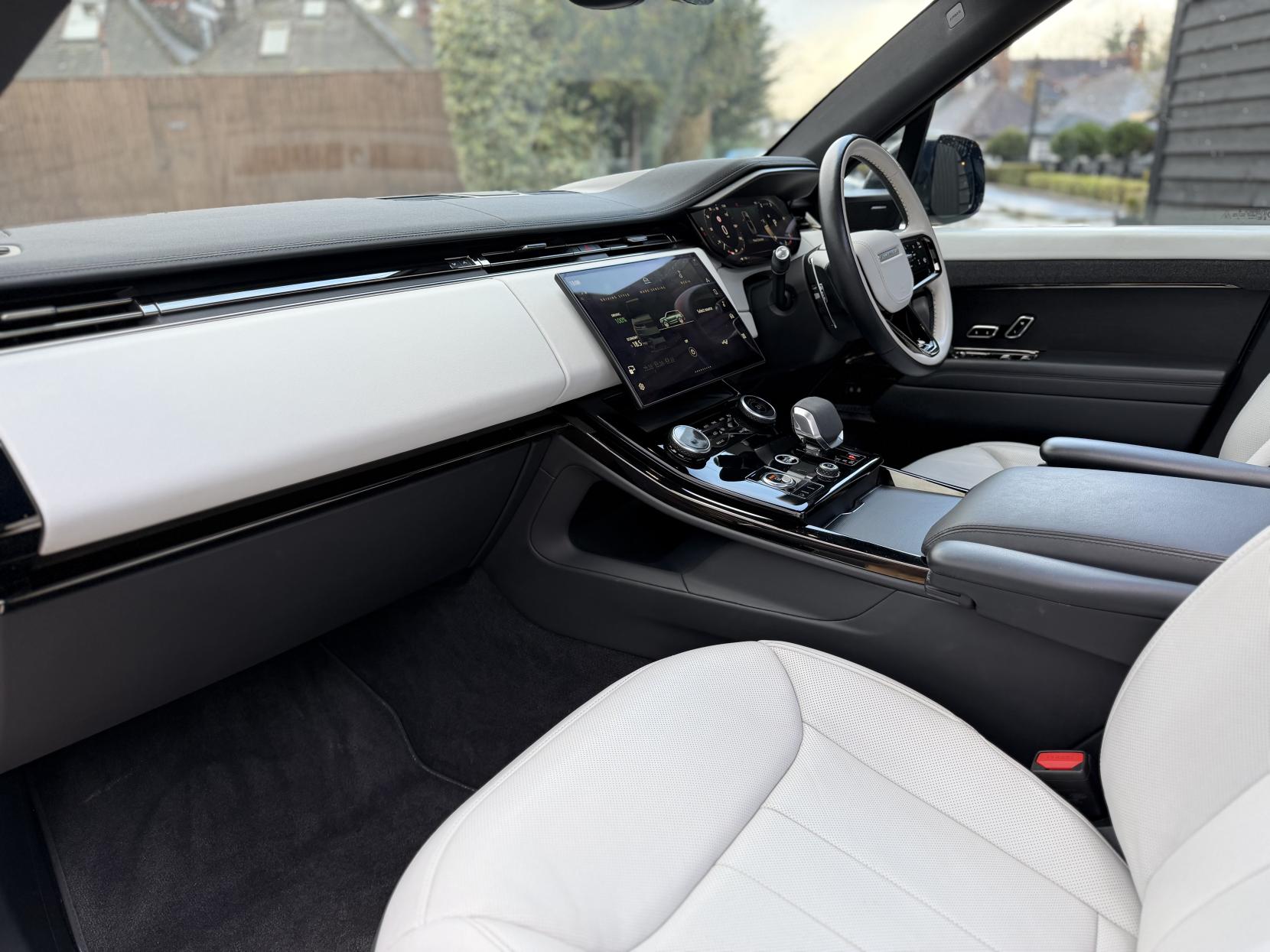 Land Rover Range Rover Sport 3.0 D300 MHEV Dynamic SE SUV 5dr Diesel Auto 4WD Euro 6 (s/s) (300 ps)