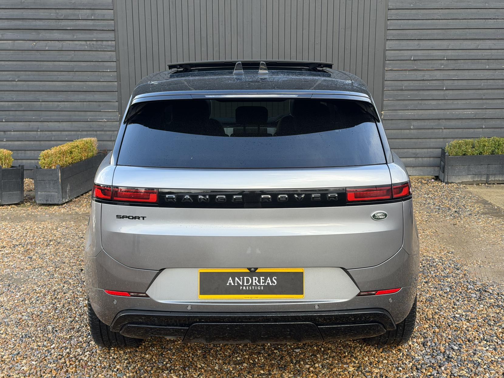 Land Rover Range Rover Sport 3.0 D300 MHEV Dynamic SE SUV 5dr Diesel Auto 4WD Euro 6 (s/s) (300 ps)