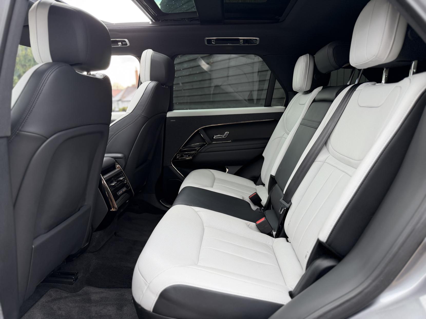 Land Rover Range Rover Sport 3.0 D300 MHEV Dynamic SE SUV 5dr Diesel Auto 4WD Euro 6 (s/s) (300 ps)