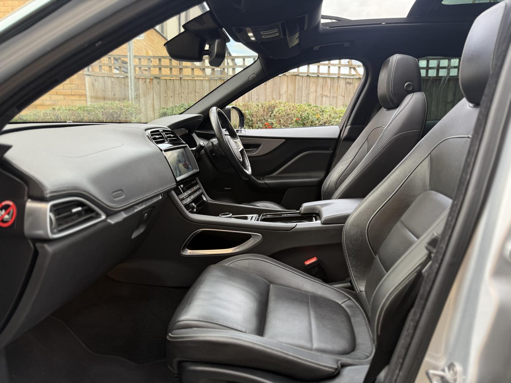 Jaguar F-PACE 2.0 D180 R-Sport SUV 5dr Diesel Auto AWD Euro 6 (s/s) (180 ps)