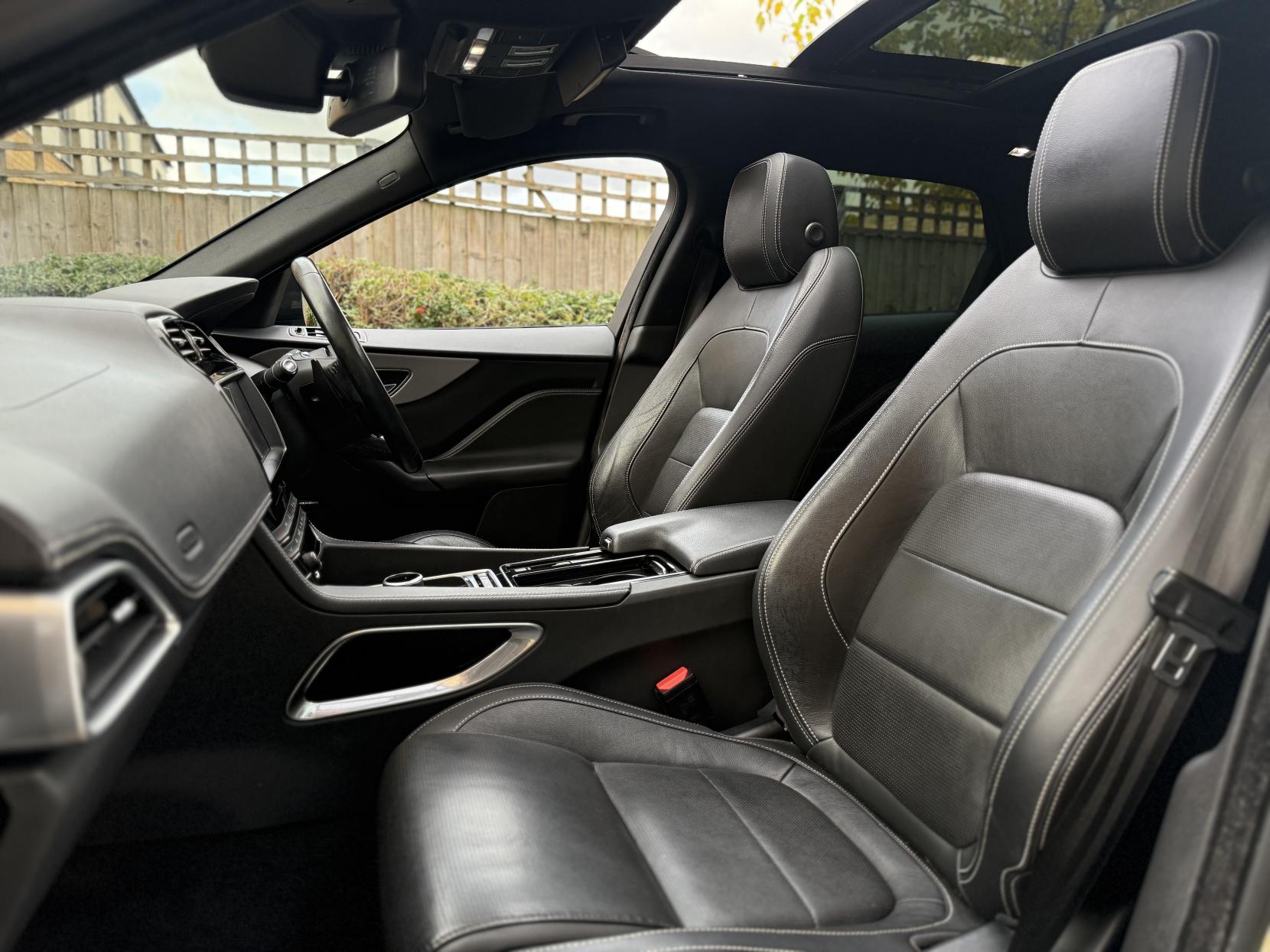 Jaguar F-PACE 2.0 D180 R-Sport SUV 5dr Diesel Auto AWD Euro 6 (s/s) (180 ps)